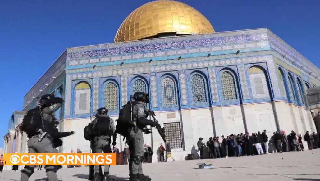 Polícia israelense entra em local sagrado de Jerusalém após arremesso de pedras pelos manifestantes. (Captura de tela: CBS News)