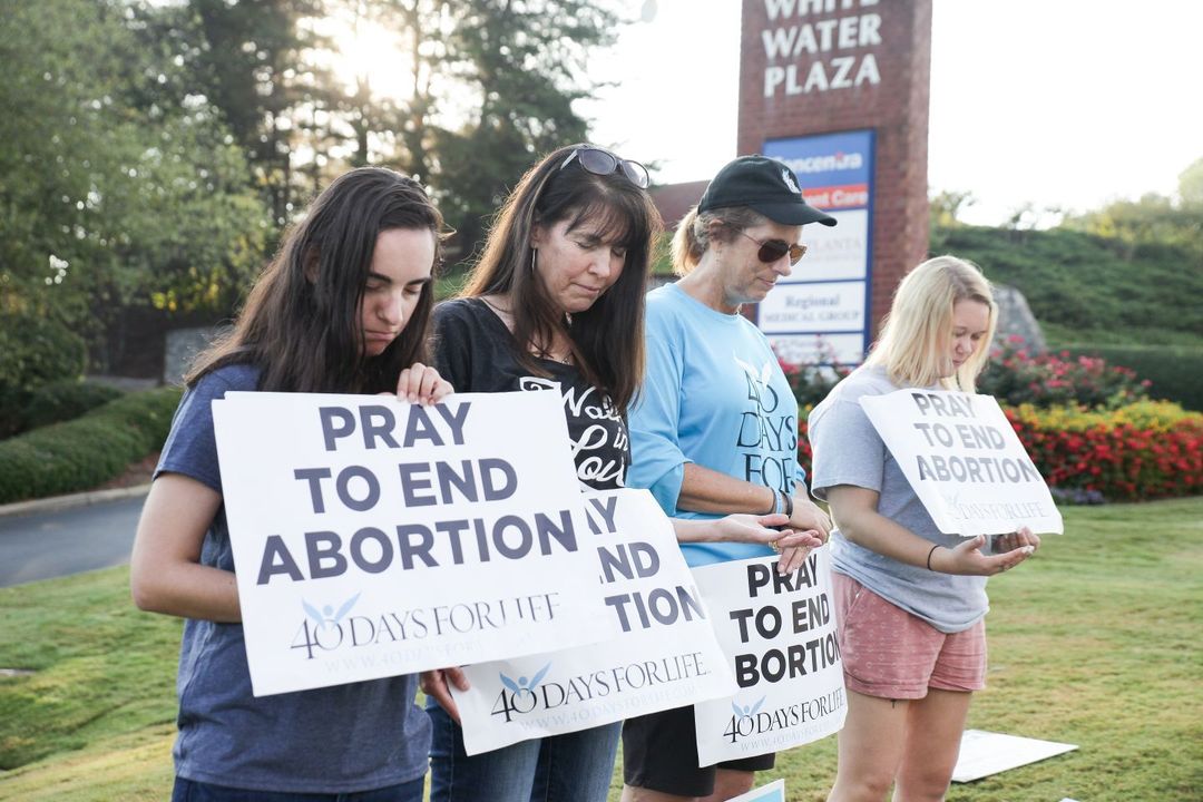 Grupos em oração do lado de fora das clínicas de aborto. (Foto: 40 Days For Life/Instagram)