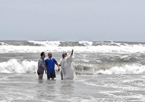 O pastor Mao Zhibin batizou seis novos convertidos à beira-mar. (Foto: Facebook/Mao Zhibin).