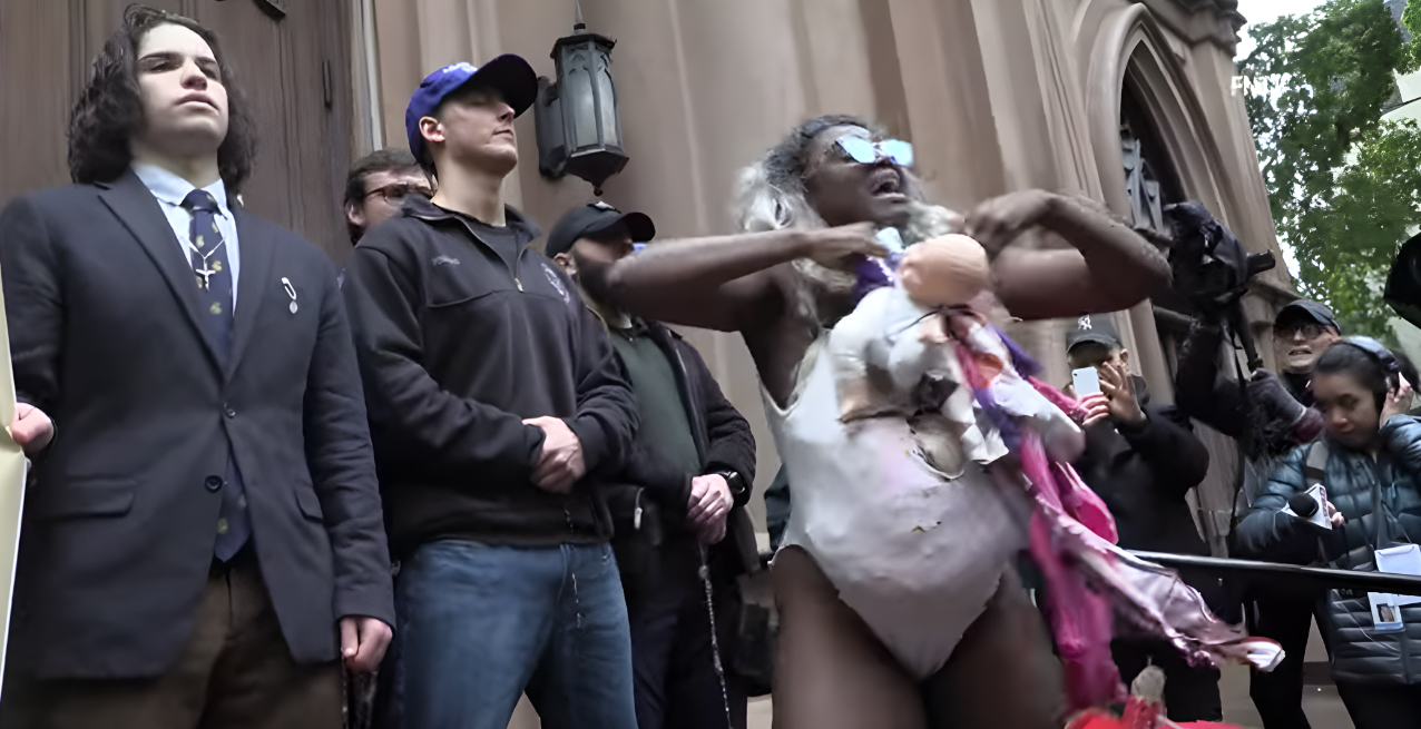 Ativista simula aborto em frente a igreja e grita: 