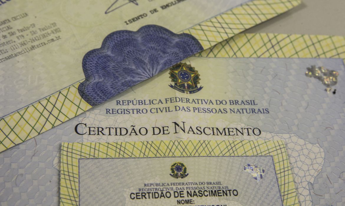 Cresce o número de crianças registradas sem o nome do pai no Brasil