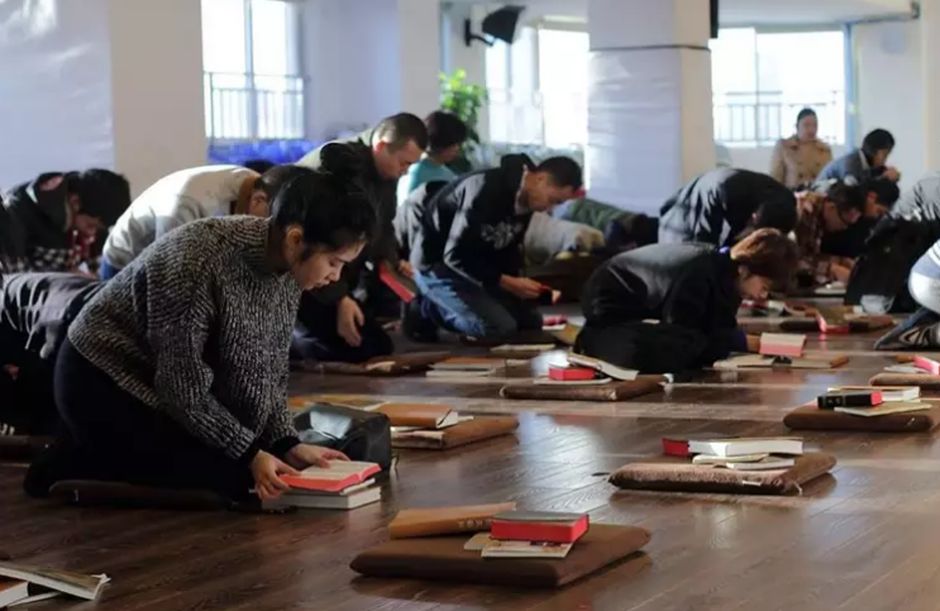 Polícia invade culto doméstico e prende líder de jovens na China