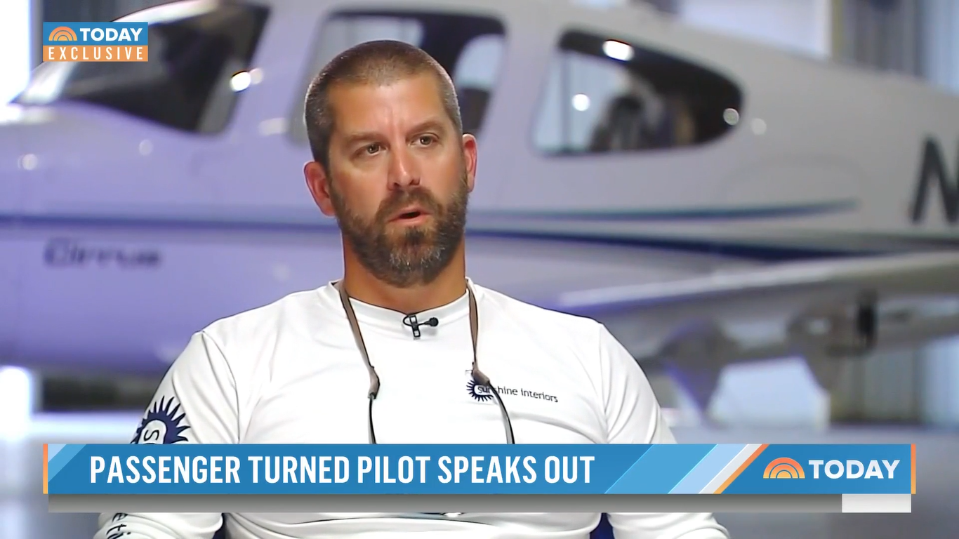 Homem pousa avião após piloto desmaiar e diz que 'mão de Deus' estava com ele