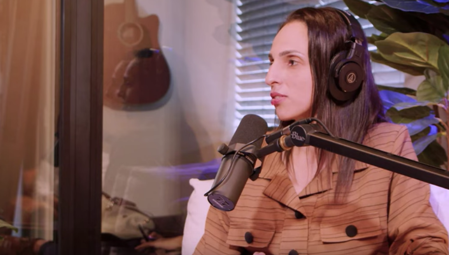 Paula do Vôlei durante entrevista no podcast “Positivamente”. (Captura de tela YouTube Positivamente)