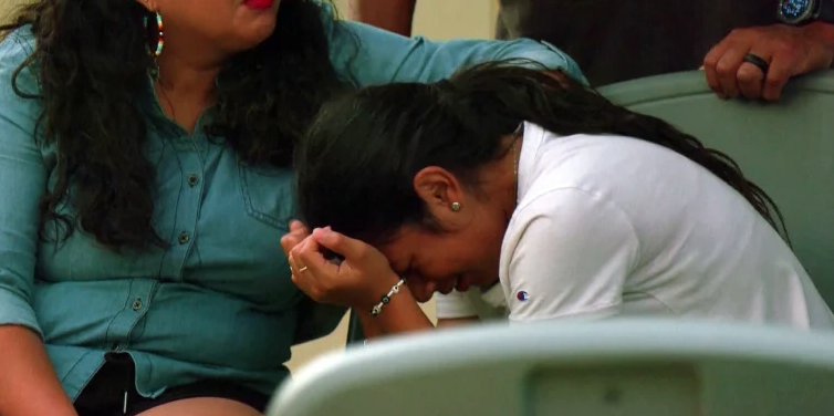 Cristãos vão a local de tiroteio no Texas orar por famílias; 19 crianças foram mortas