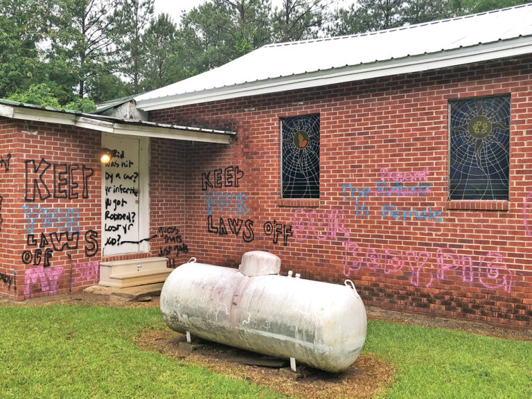 Abortistas vandalizam Igreja Batista com pichações nos EUA