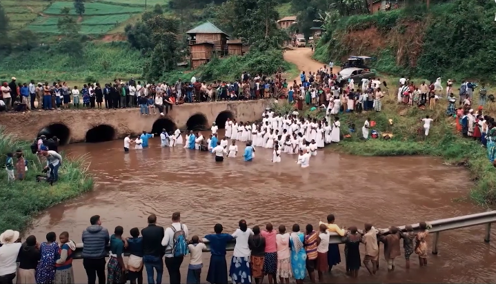 Missionários batizam mais de 200 pessoas em tribo isolada de Uganda