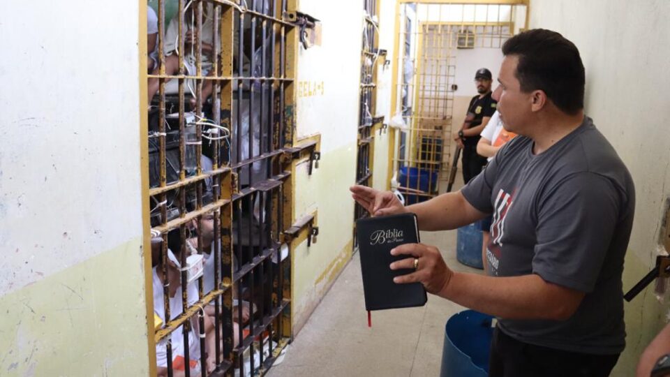 Ex-detento volta à prisão para pregar a outros presos
