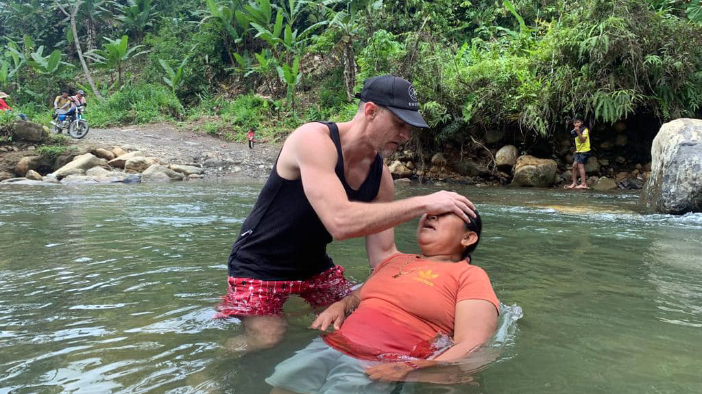 Travis Burkhalter batizou Sarah em um rio na selva colombiana. (Foto: International Mission Board).