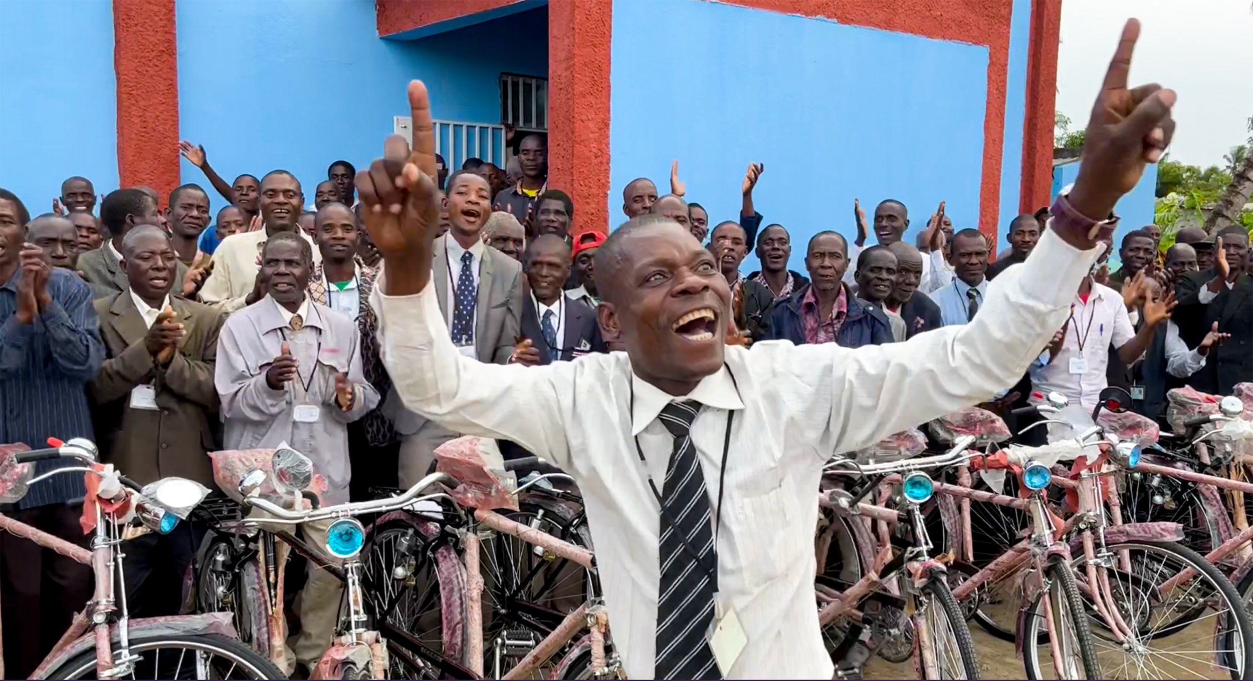 Pastores louvam ao ganhar bicicletas, único transporte para pregar em aldeias na África