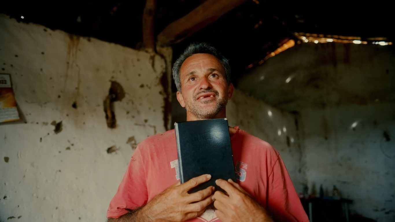 Inácio Antônio da Silva, de 41 anos, ama a Bíblia, apesar de nunca ter lido. (Foto: YouTube/Miguel Salvador).