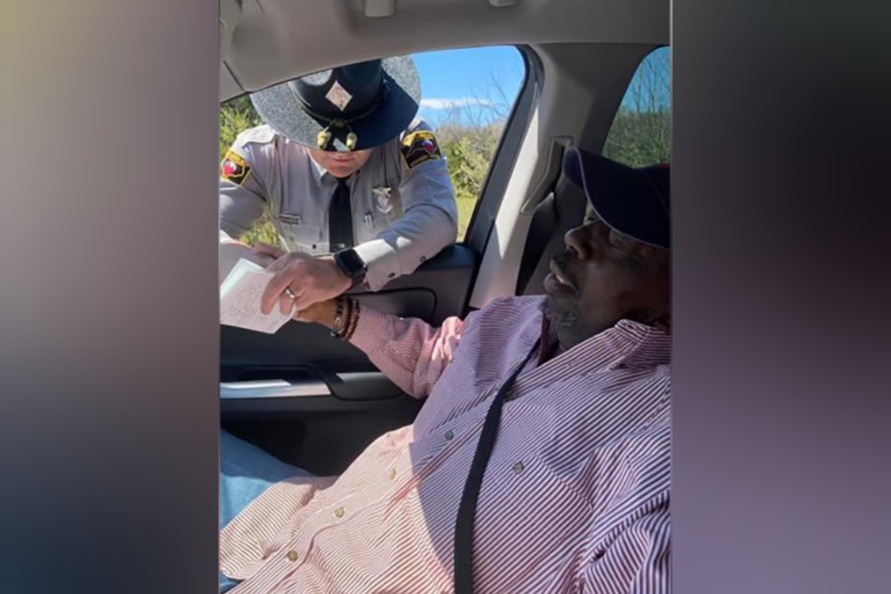 À beira da estrada, o policial e Anthony oraram juntos a Deus. (Foto: Jaret Doty).