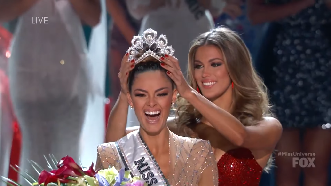 Demi Leigh, da África do Sul, foi coroada Miss Universo em 2017. (Foto: YouTube/ The Pageant Eye).