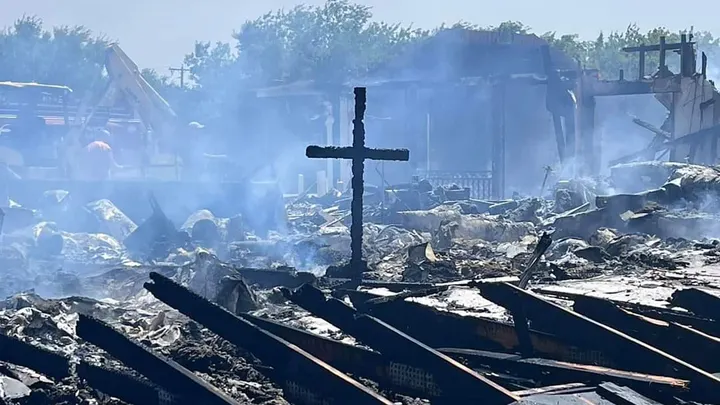 Cruz de igreja permanece em pé após incêndio destruir templo no Texas
