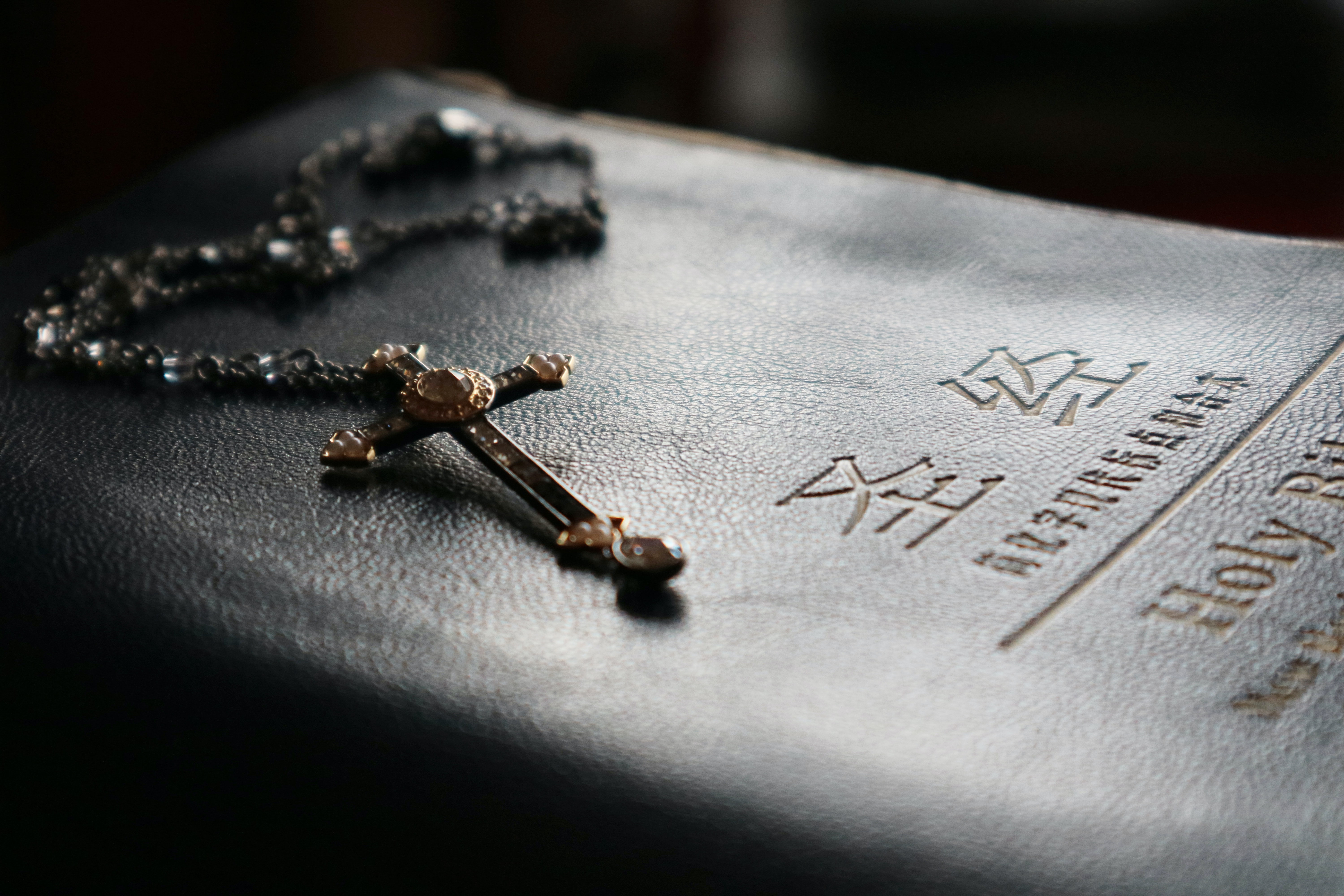 Cristão demitido por usar colar de cruz é indenizado por discriminação religiosa