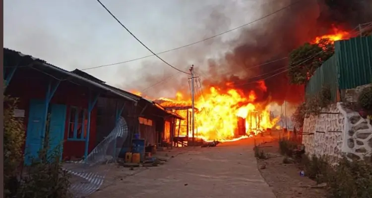 Uma das maiores igrejas de Thantlang foi reduzida a cinzas pelo exército de Mianmar