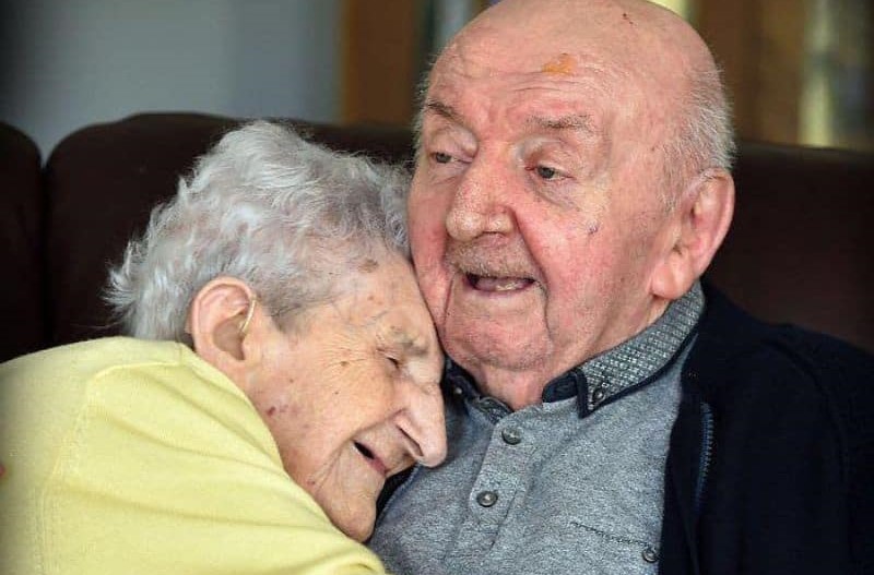 Mãe de 98 anos se muda para casa de repouso para cuidar de filho de 80 anos