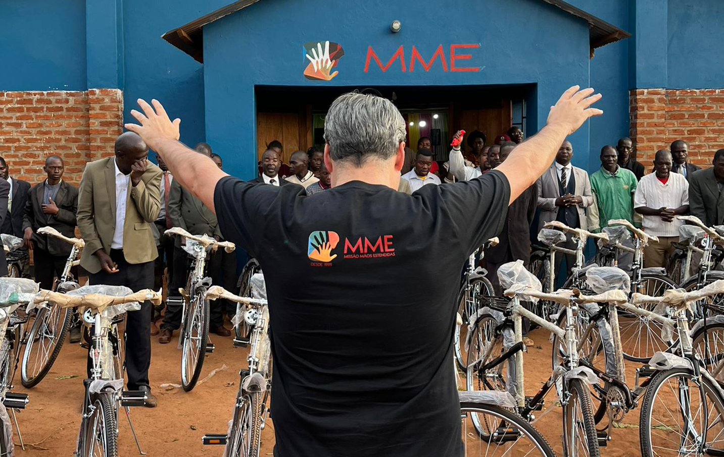Igreja doa 100 bicicletas para pastores pregarem em aldeias na África