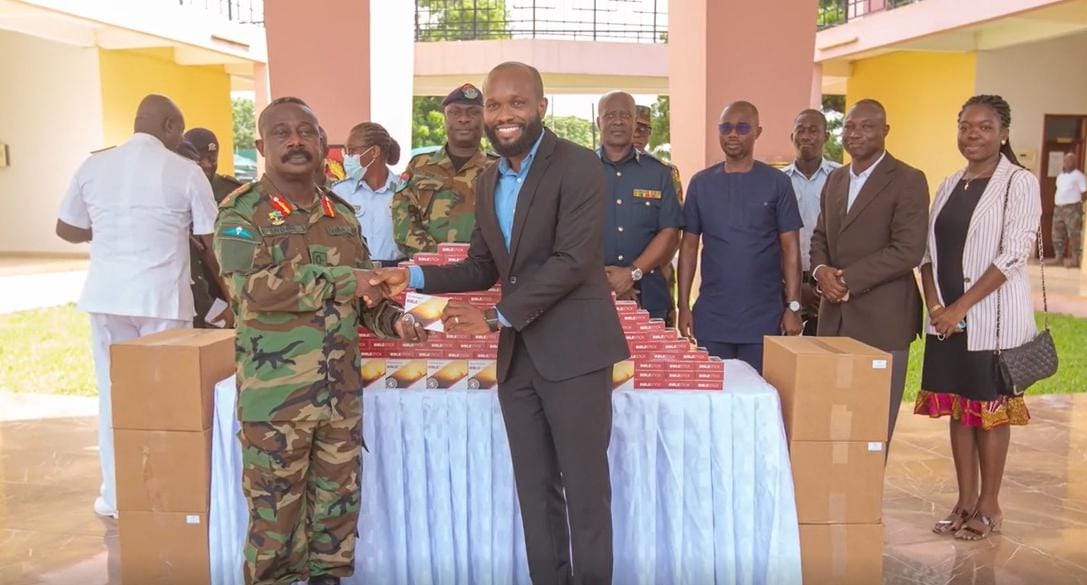Forças Armadas de Gana recebem 2.500 exemplares da Bíblia em áudio