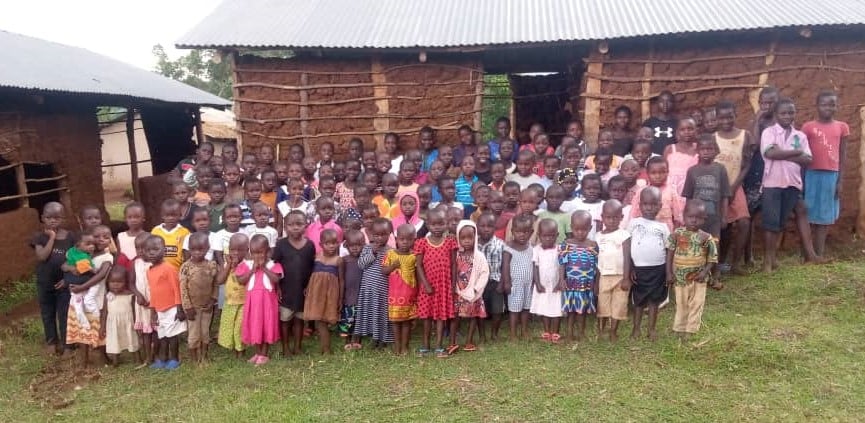 Brasileiros apoiam pastor de Uganda que montou orfanato vendendo galinhas