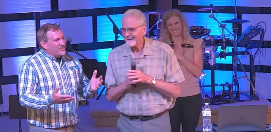 Bill sofria de Síndrome Pós-Pólio, que atrofiou seu corpo e o impediu de pregar. (Foto: Assemblies of God).