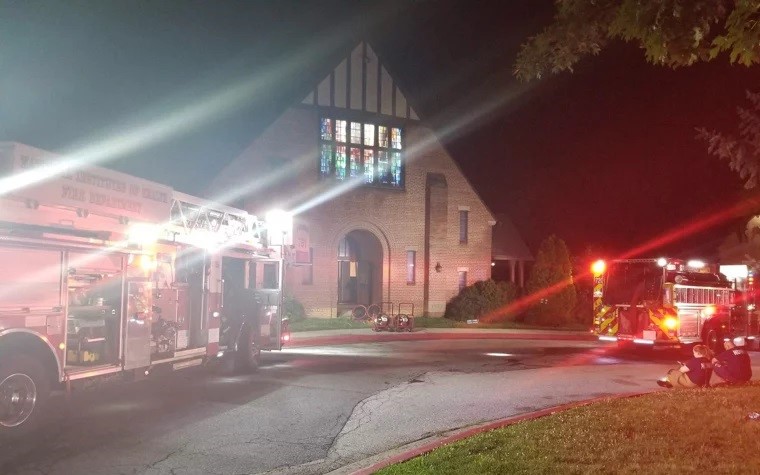 Bombeiros atendem a um incêndio na paróquia de St. Jane Frances de Chantal em Bethesda, Maryland. (Foto: Serviço de Bombeiros e Resgate do Condado de Montgomery)