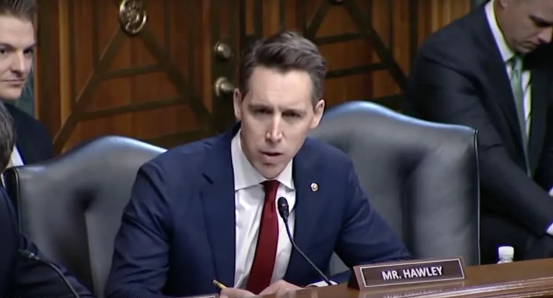 O senador Josh Hawley, durante audiência no Capitólio em 12 de julho de 2022. (Captura de tela YouTube)