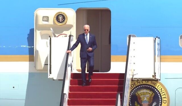 O presidente dos EUA, Joe Biden, chega ao Aeroporto Ben Gurion no Air Force One, 13 de julho de 2022. (Imagem: Time of Israel Captura de tela)