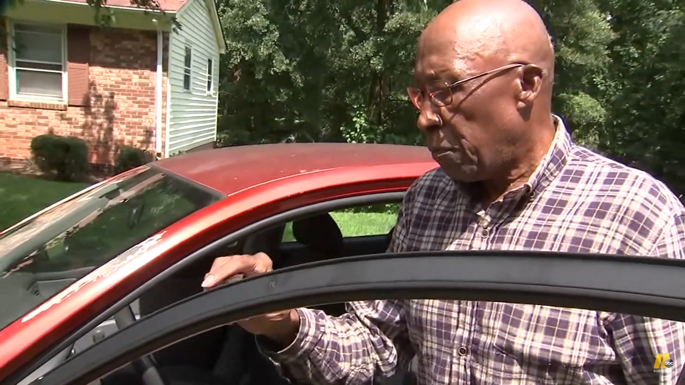 Clearance Jones conseguiu evitar que seu carro fosse roubado. (Foto: YouTube/ABC11).
