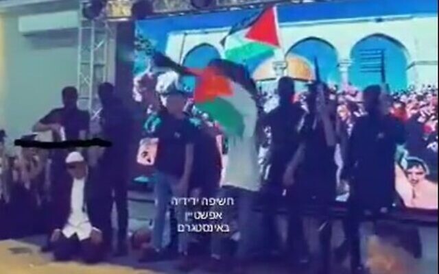 Vídeo mostra alunos da Anata High School vestidos como pistoleiros "atirando" em alunos vestidos como judeus religiosos, 20 de julho de 2022. (Captura de tela Twitter Shimon)