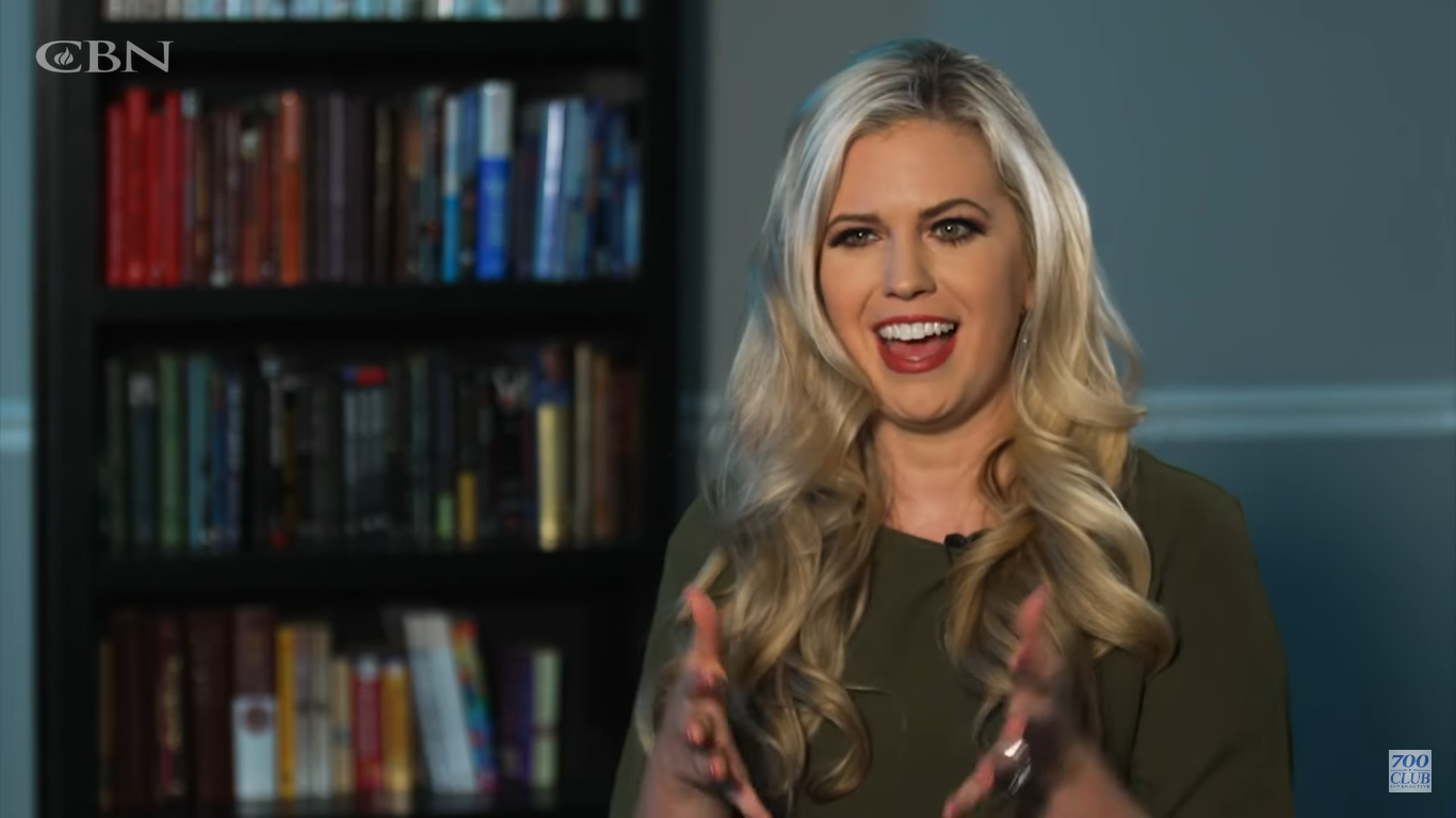 Chegando a pesar 38 quilos, Katlyn Bryan foi curada por Deus. (Foto: YouTube/The 700 Club Interactive).