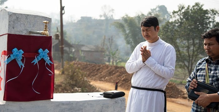Pastor Oisin dedica o novo “Poço de Jesus”, construído após trabalho árduo. (Foto: Reprodução/GFA)