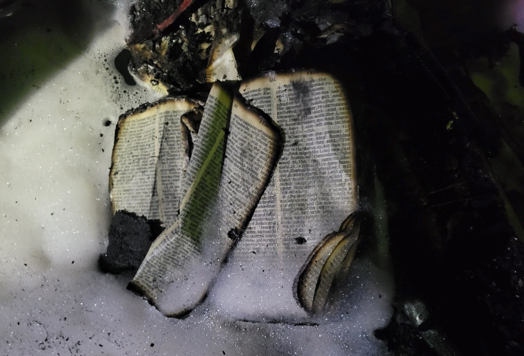Bíblia é encontrada intacta dentro de carro destruído por incêndio nos EUA