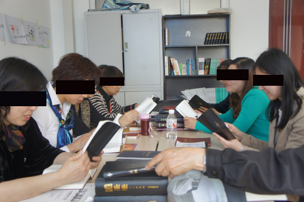 Repressão comunista às gráficas pode causar escassez de Bíblias em Hong Kong
