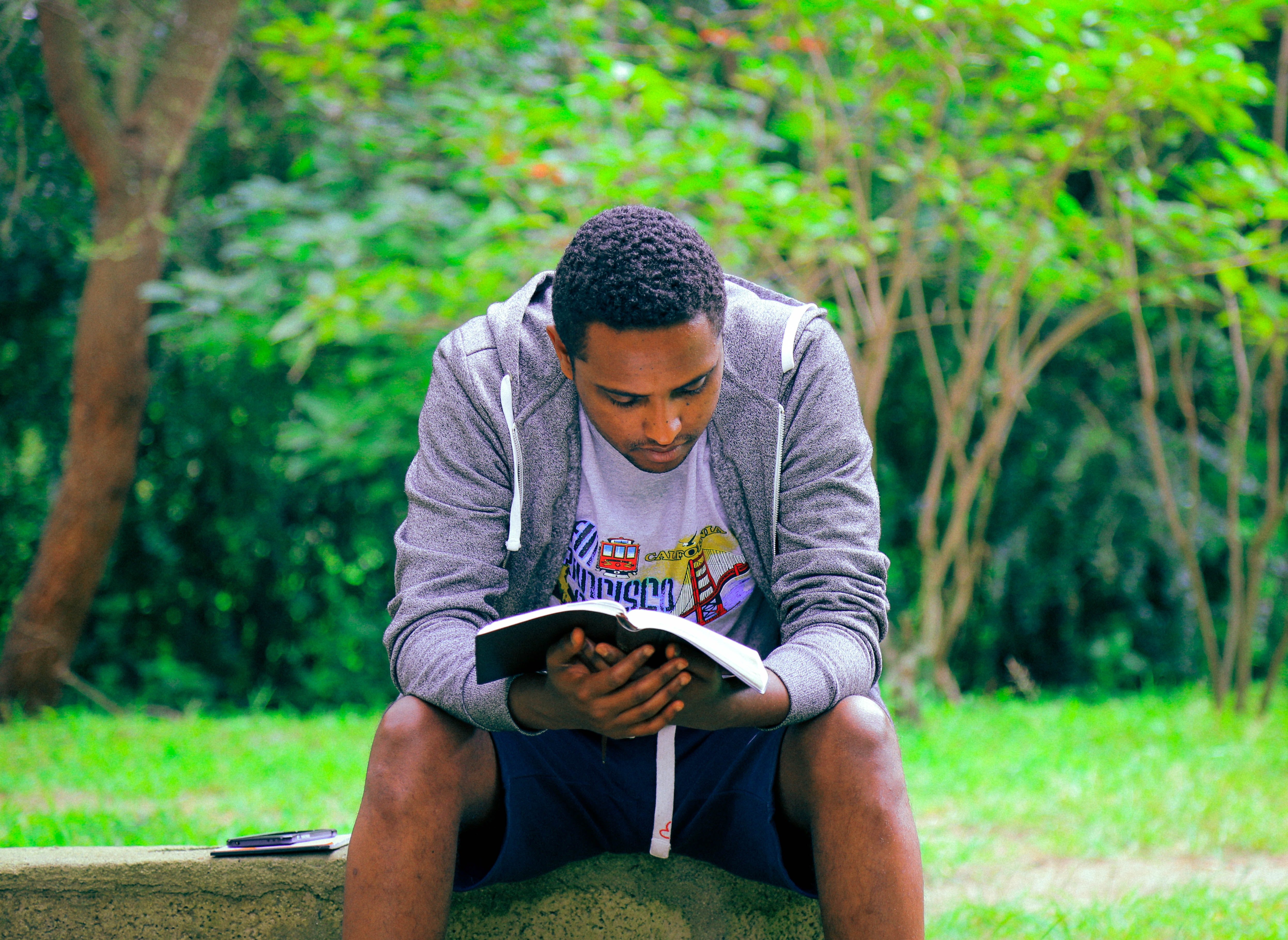 Jovens que leem a Bíblia regularmente ficam menos estressados, diz novo estudo