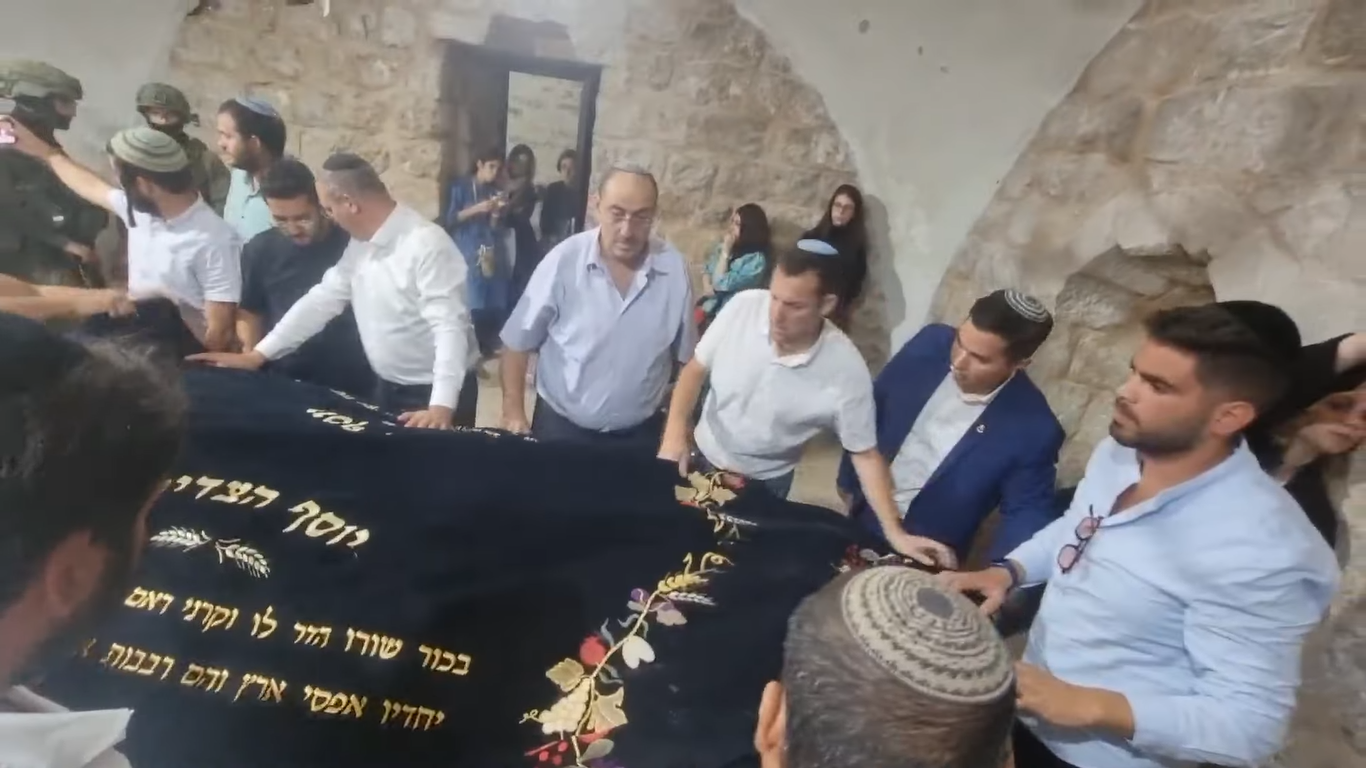 Um grupo de 600 israelenses visitou o Túmulo de José. (Foto: Reprodução/YouTube/אלטרנטיב איזי).