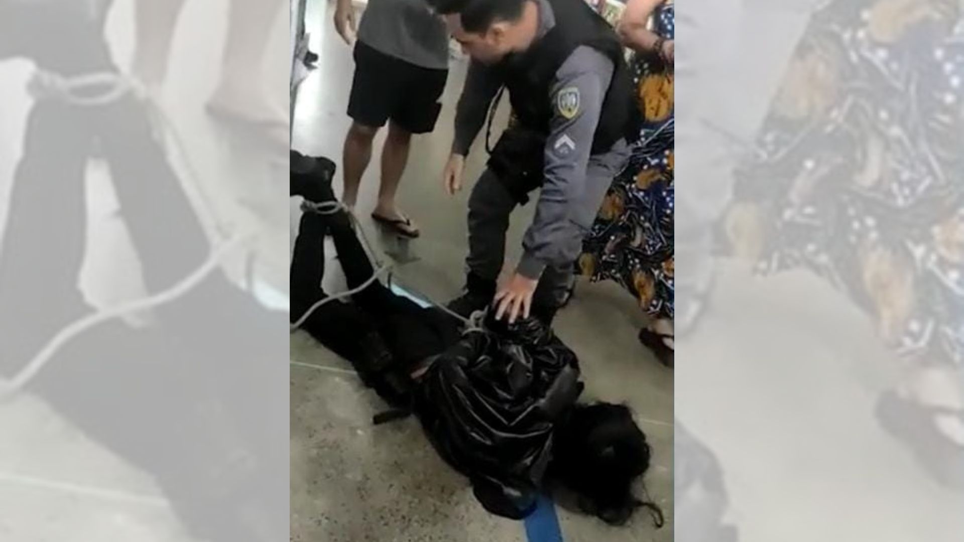 Jovem detido por policiais. (Foto: Captura de tela/Vídeo/A Gazeta)