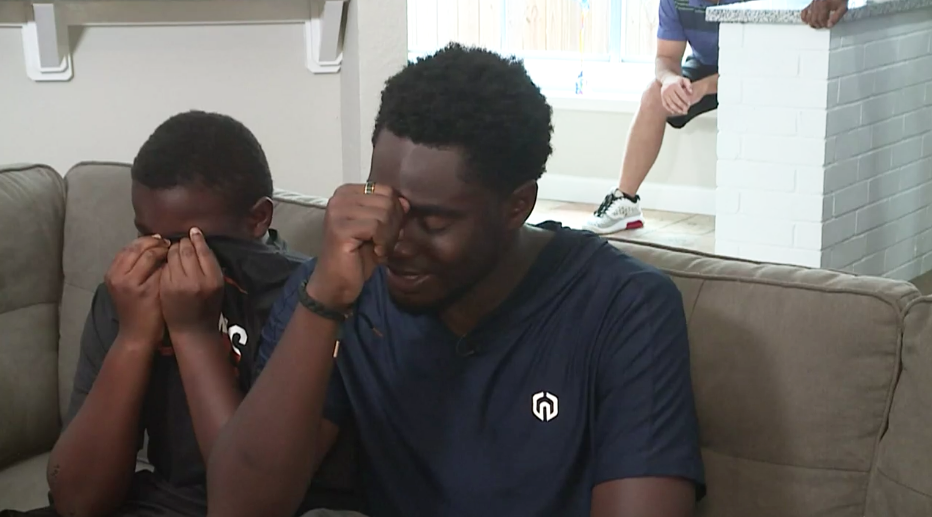 Julian, de 12 anos e seu irmão, Jaylan, de 22 anos. (Foto: Captura de tela/KPRC-TV)