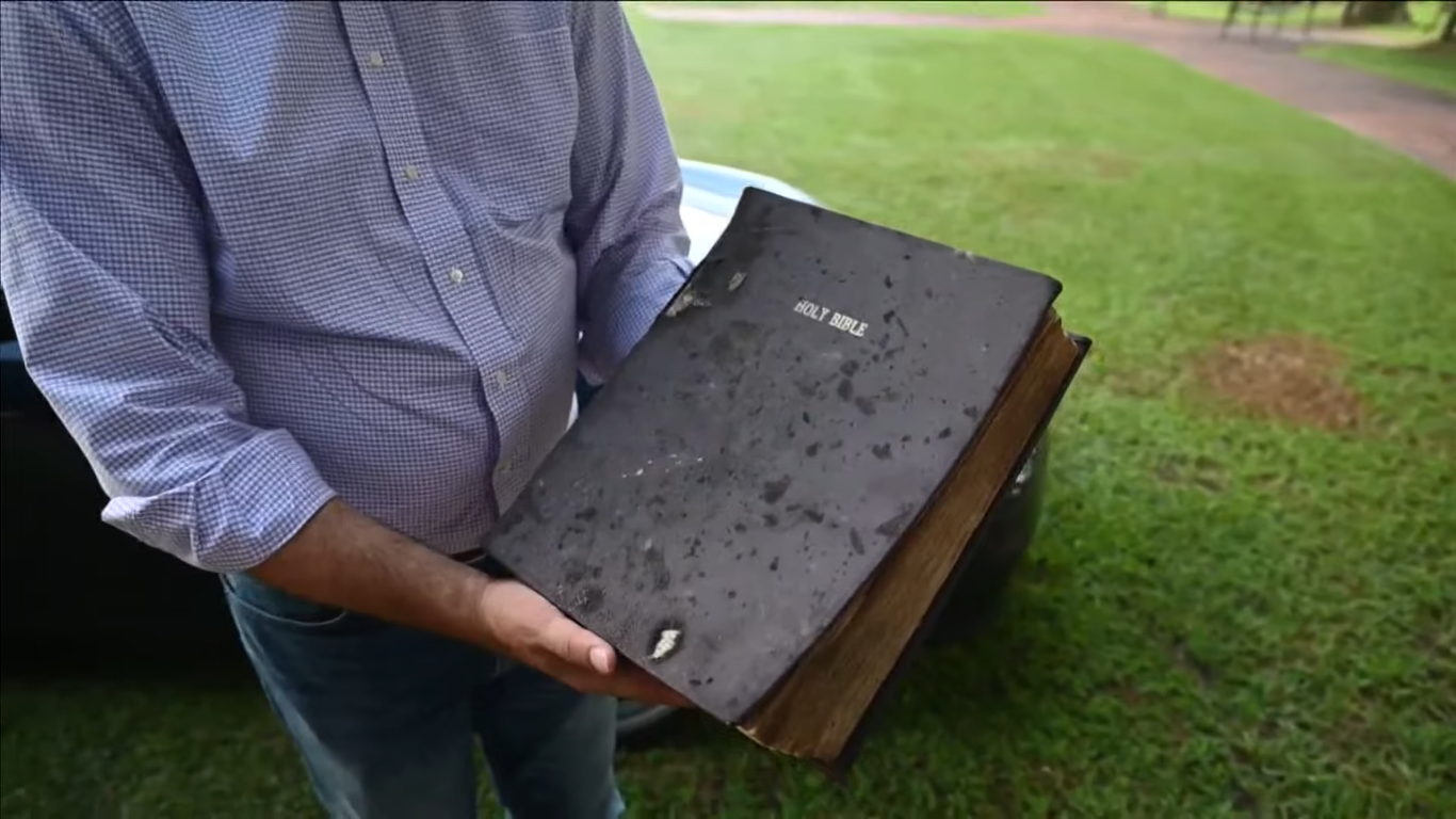 A Bíblia de 180 anos da Igreja Presbiteriana College Hill sobreviveu ao fogo. (Foto: Reprodução/YouTube/ABC24 Memphis).