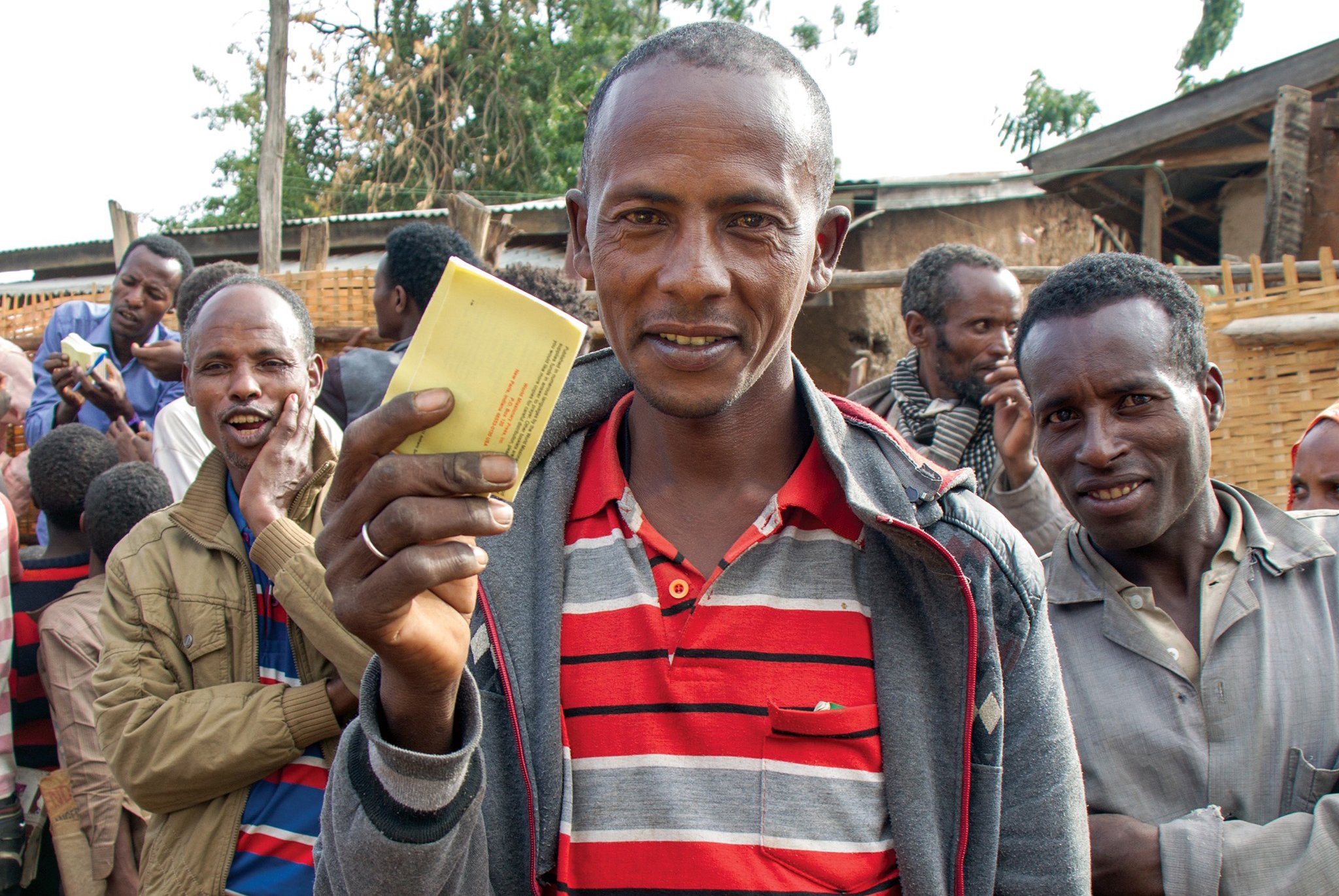 Homens etíopes recebem folhetos evangelísticos. (Foto: Facebook/World Missionary Press)