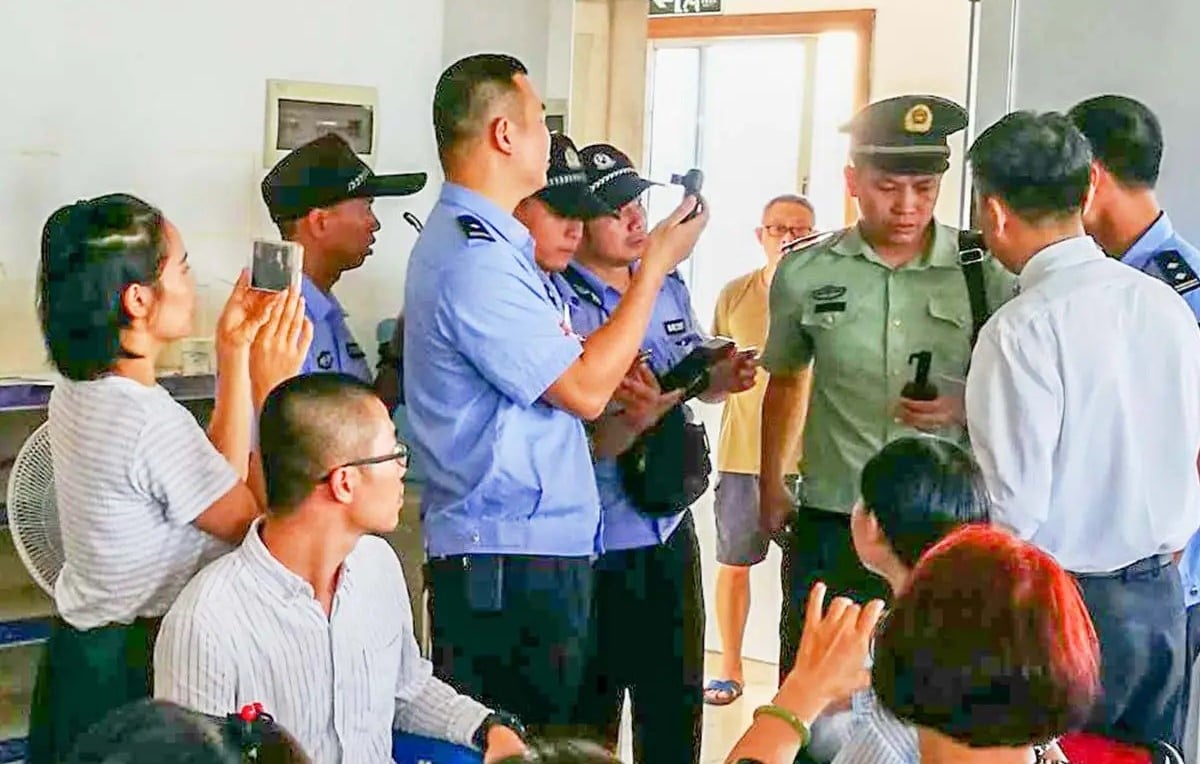 A polícia chinesa detém um membro durante culto. (Foto ilustrativa: Pray for China)