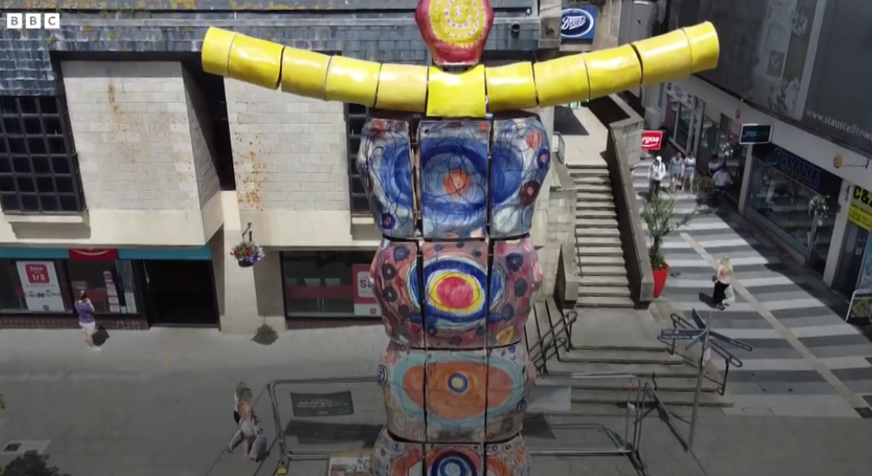 Estátua “deusa da Terra” inaugurada no centro da cidade da Cornualha, no Reino Unido. (Captura de tela/BBC)