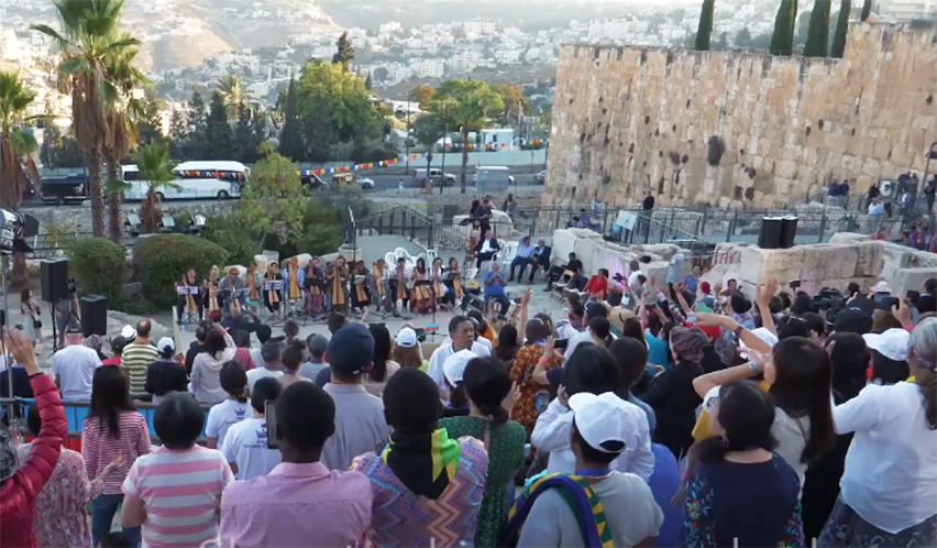 Cristãos orando em Jerusalém. (Foto: Captura de tela/YouTube/JHOPFAN)