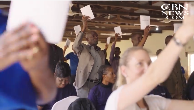 Cristãos na Zâmbia ouvem a Bíblia em sua língua pela 1ª vez: “É como se Deus falasse”