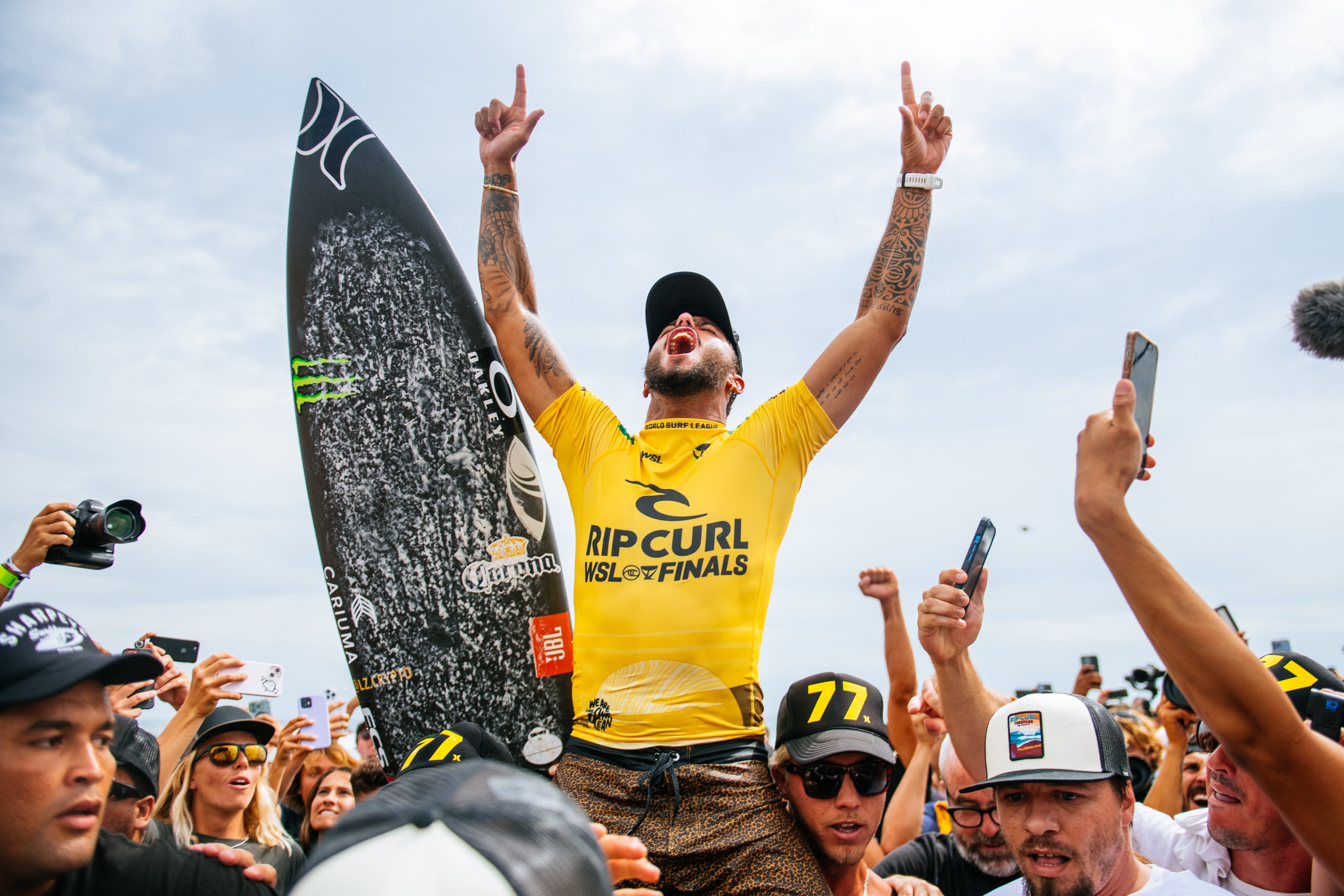 Filipe Toledo é campeão mundial de surf e aponta para Jesus: “Ele cumpriu a promessa”