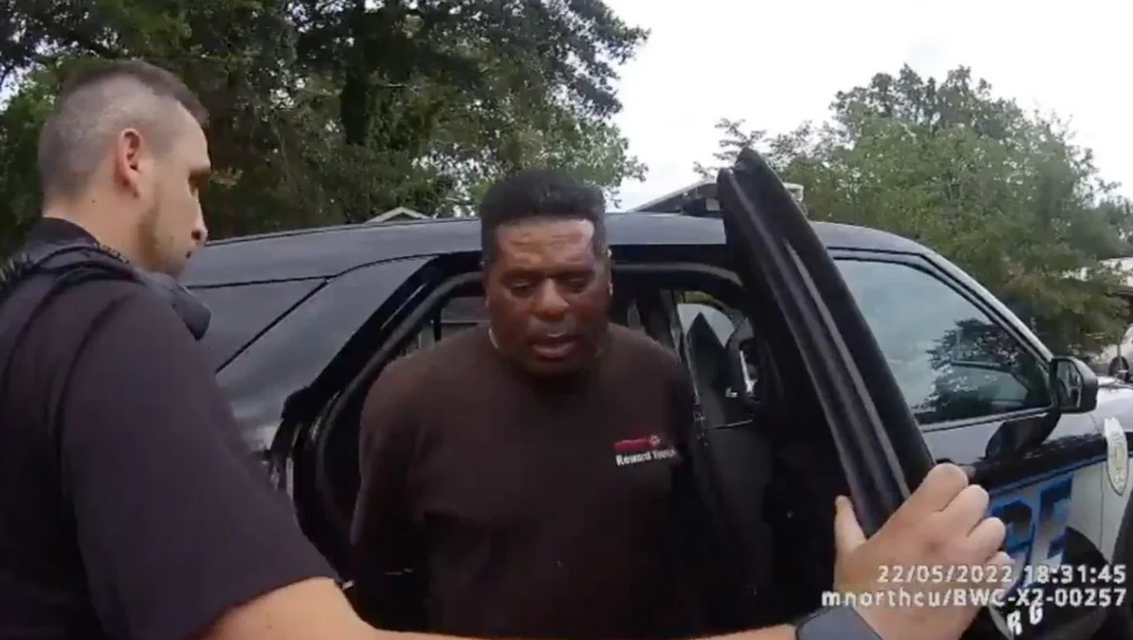 Pastor negro que foi preso enquanto regava flores processa cidade nos EUA