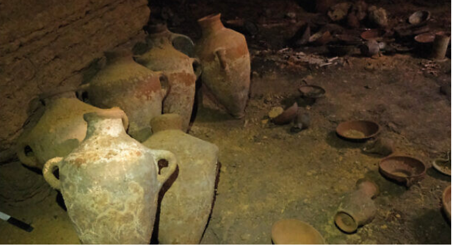 Vasos encontrados na caverna de 3.300 anos no Parque Nacional Palmachim. (Foto: Captura de tela/IAA)