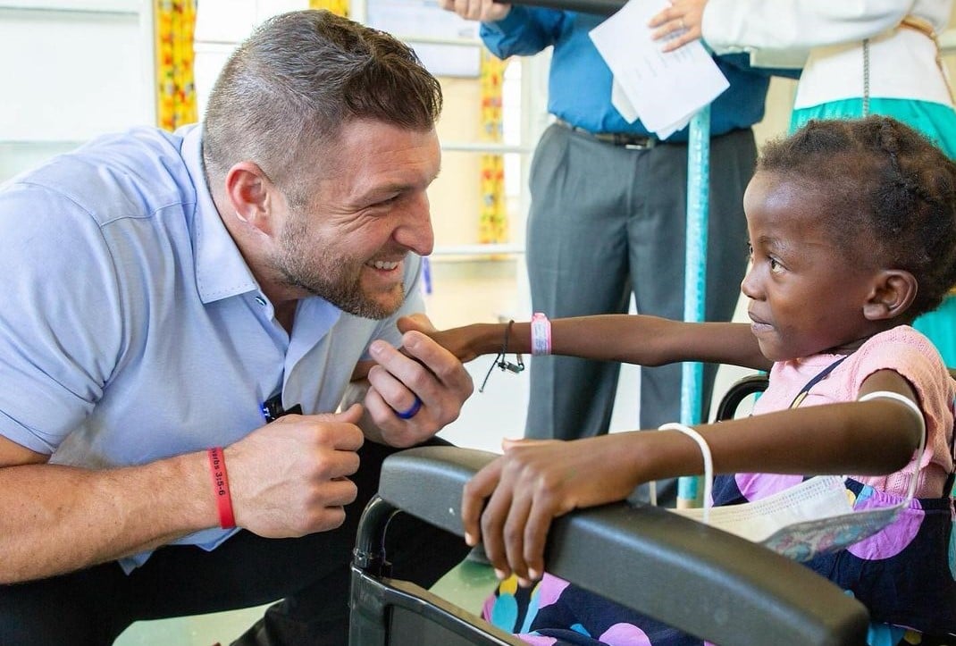 Tim Tebow, ex-jogador da NFL, leiloou seu Heisman para a caridade. (Foto: Instagram/Tim Tebow).