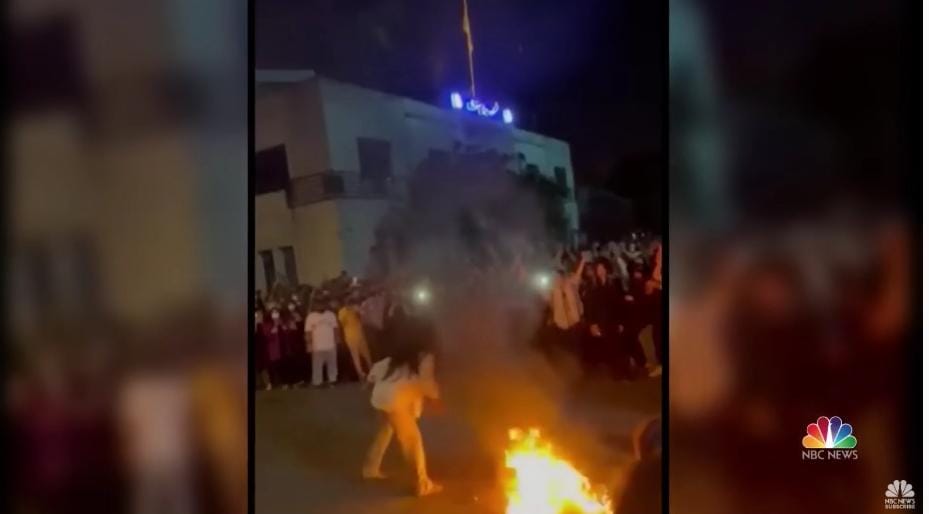 Após morte de jovem, protestos explodem no Irã e desestabilizam regime islâmico