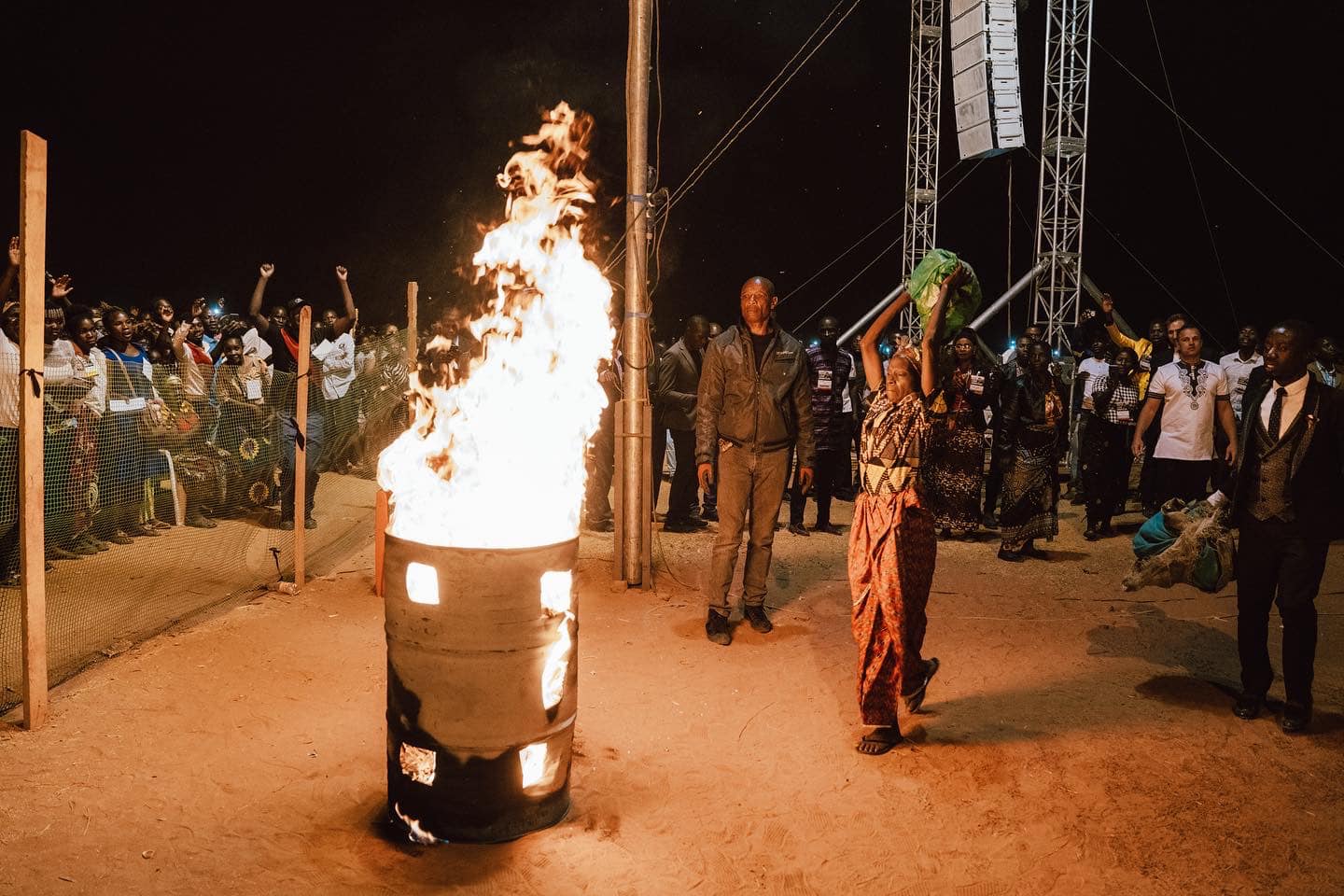 Feiticeira se rende a Jesus e queima adereços de rituais, após pregação na África